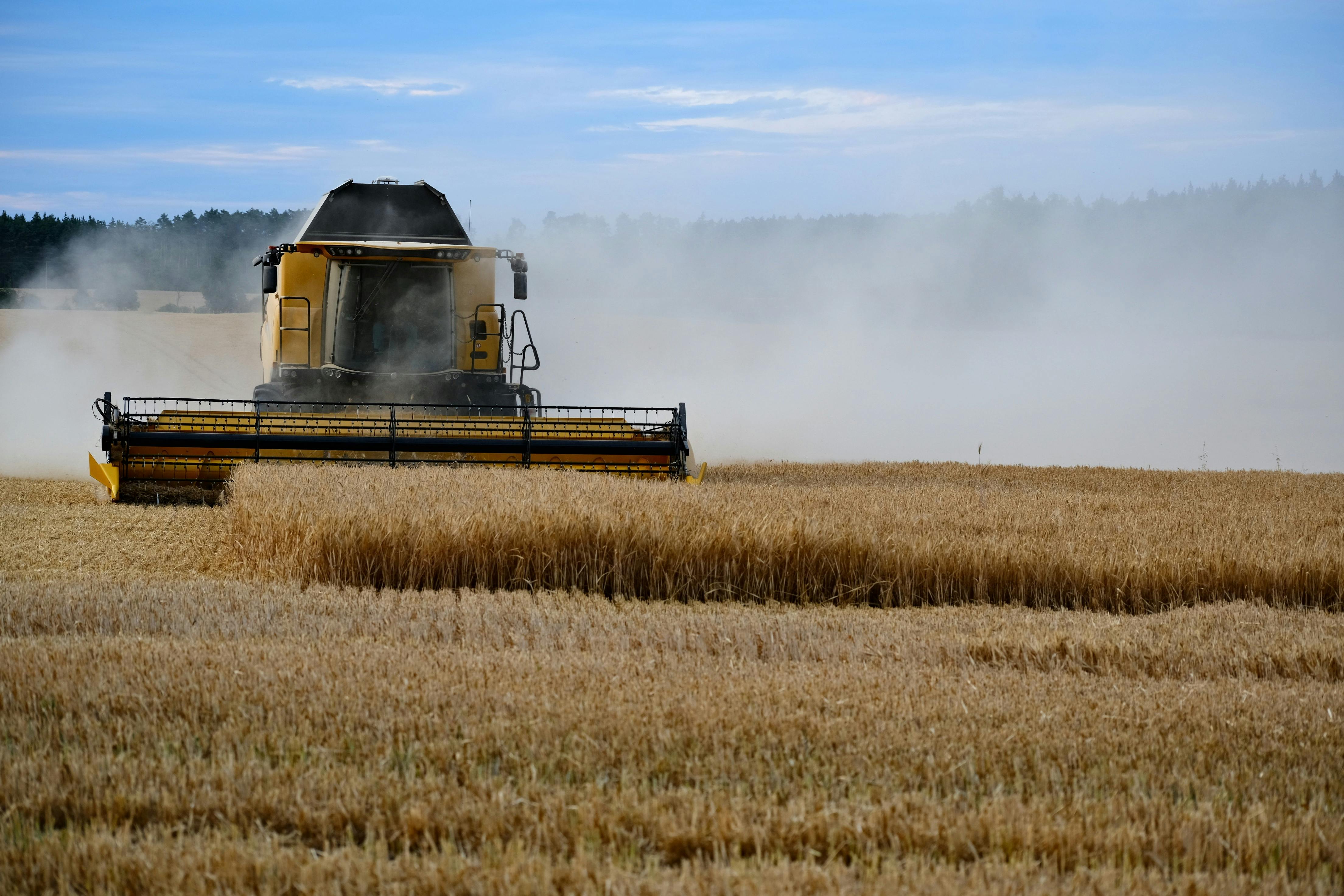 Colheitadeira em campo rural — dívida rural e agronegócio