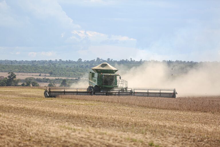 Colheitadeira em lavoura sob calor e irregularidade climática do El Niño 2026/2027