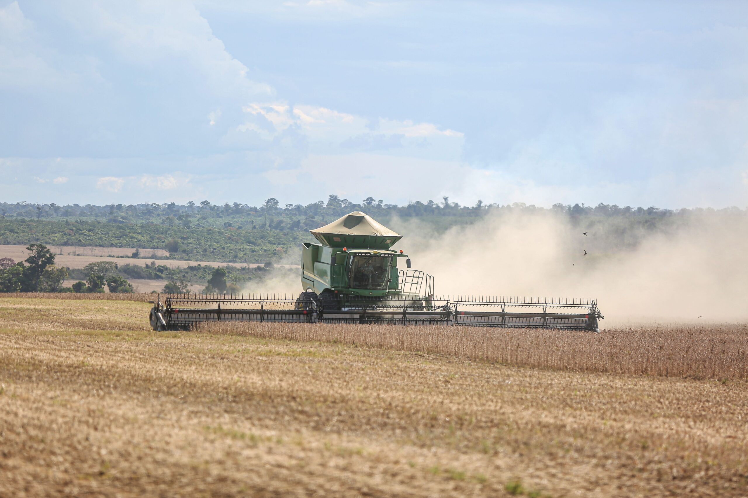 Colheitadeira em lavoura sob calor e irregularidade climática do El Niño 2026/2027